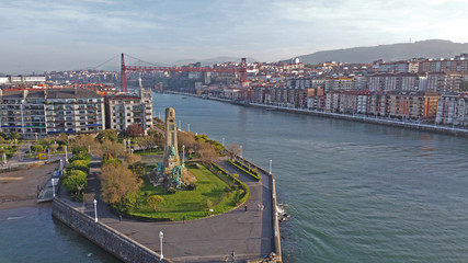 Desembocadura de la ría de Bilbao entre Getxo y Portugalete, al fondo el Puente Colgante de Bizkaia cruza el río Nervión