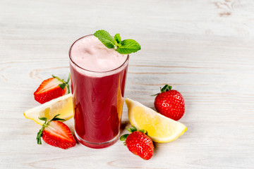 Strawberry and lemon juice decorated with mint