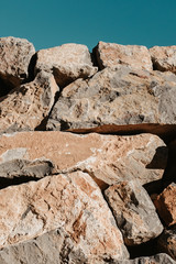 Muro de piedras apiladas.
Rocas con textura.