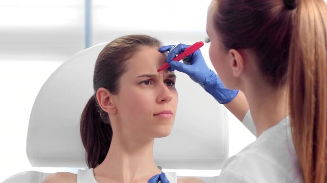 Markup the patient's face before cosmetology treatment #J8IC155n
