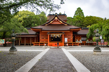 Orangener Tempel mit Frau im Vordergrund