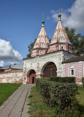 Fototapeta na wymiar The Holy Gates of the Rizopolozhensky Monastery in Suzdal.