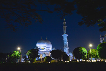 Magnificent view of the Sheikh Zayed Grand Mosque in Abu Dhabi before sunrise. The largest mosque in the country, it is the key place of worship for daily prayers. 