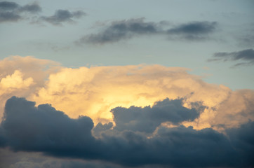 Obraz premium The evening sky with white clouds blurred with the patterned blur background