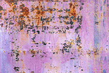 剥げた塗装と錆びのある外壁