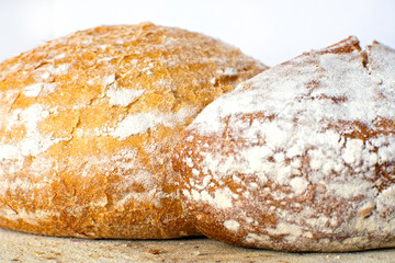 White and whole-wheat integral grain two bread crust