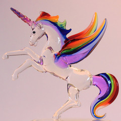 Licorne en cristal avec des ailes, une crinière et une queue arc-en-ciel. La corne est irisée et...