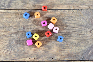 Kolorowe drewniane koraliku na starych deskach. © Krzysztof Głowacki