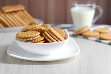 Sandwich cookies in a square white plate