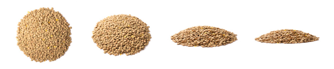 Ziarna soczewicy usypane w stos na białym tle