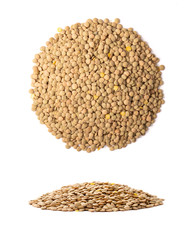 Ziarna soczewicy usypane w stos na białym tle