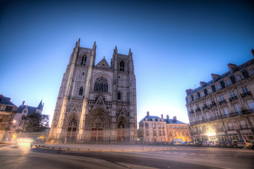 Fototapeta premium cathédrale de la ville de Nantes au première lueur du jour