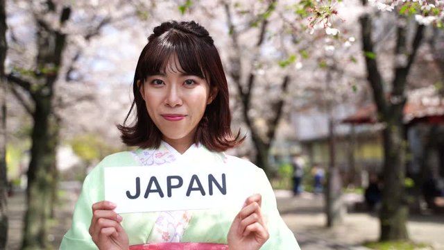 京都　満開の桜　祇園　着物の女性　japan プレート　海外向け紹介イメージ
