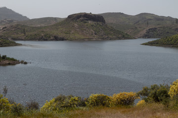 Embalse de agua con cielo azul