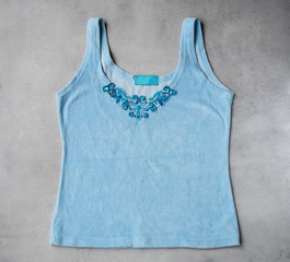 Top azul claro con detalle bordado en el escote