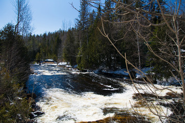 Rivière du printemps au Québec, Canada, région de Lanaudière