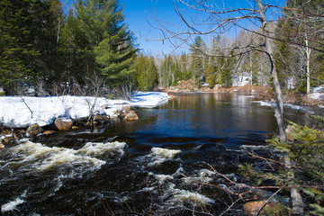 Rivière du printemps au Québec, Canada, région de Lanaudière