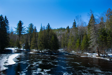 Rivière du printemps au Québec, Canada, région de Lanaudière