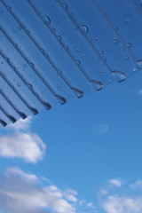 トタン屋根・水滴・青空 - Corrugated plastic roof and water droplets with blue sky background