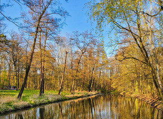 Piękna słoneczna pogoda w parku miejskim. Wiosna w parku. Park im. Adama Mickiewicza w Łodzi (Park Julianowski)