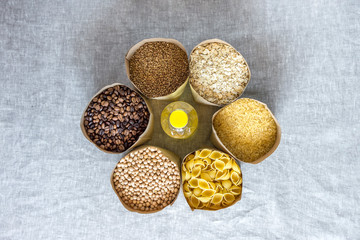 delivery of organic products cereals, coffee, macaroni to your home in conditions of coronavirus quarantine and self-isolation, Coronavirus volunteer