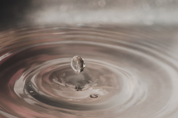 Una gota de agua cayendo