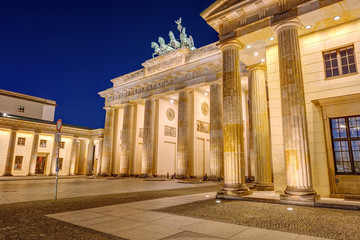 Lateral view of illuminated Brandenburger Tor in Berlin at night - obrazy, fototapety, plakaty