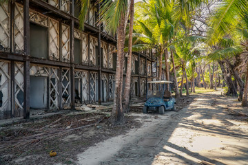 Fototapeta na wymiar Abandoned resort on Contadora Island