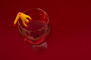 Weinglas mit kleinen Mann Figur.