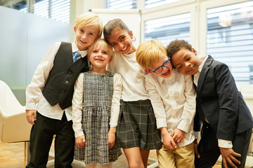 Gruppe Kinder als Business Team im Büro
