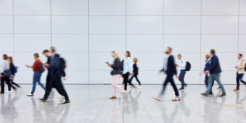 Geschäftsleute als Business Gruppe auf Messe