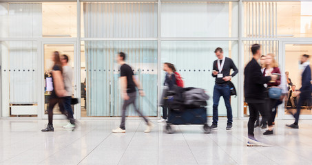 Viele Business Leute im Gang vom B&uuml;ro