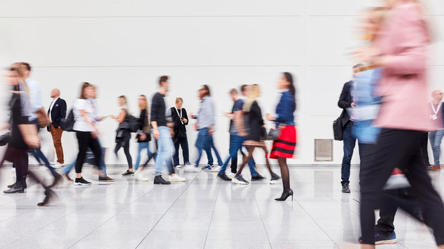 Viele anonyme Besucher im Einkaufszentrum