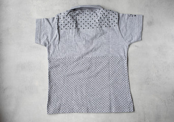 Camiseta de niño estirada sobre fondo gris