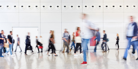 Viele Geschäftsleute gehen auf Messe Veranstaltung