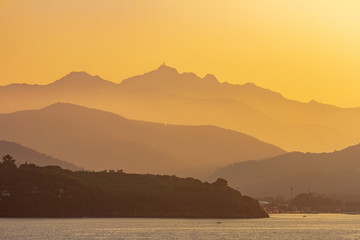Colline nella luce dorata del tramonto sul mare dell'Isola d'Elba