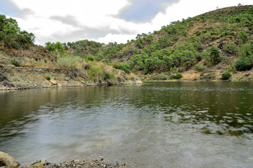 lago con monta&ntilde;as y bosque de pinos verdes Marbella Andaluc&iacute;a Espa&ntilde;a 
