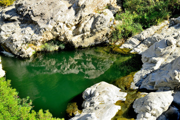 r&iacute;o y piedras blancas con el reflejo del bosque Marbella Andaluc&iacute;a Espa&ntilde;a 