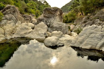 río y charca con grandes piedras blancas Marbella Andalucía España 