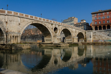 Plakat View to bridge above river Tiber in Roma.