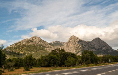 Naklejka premium schöne Berge entlang der Straße in Spanien