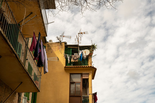 W&auml;sche trocknet auf den Balkonen eingerahmt von vielen Antennen in einem Dorf in Spanien