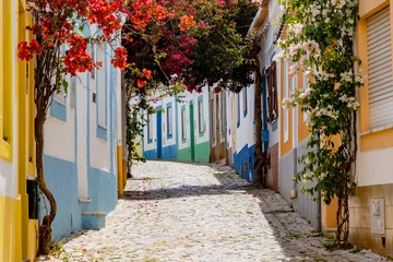 Fotobehang Smal steegje Op de smalle steegjes van Ferragudo, Algarve, Portugal