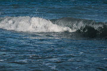 Naklejka premium Big waves on the sea on the beach