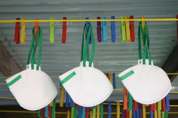 Atemschutzmasken auf der Wäscheleine.