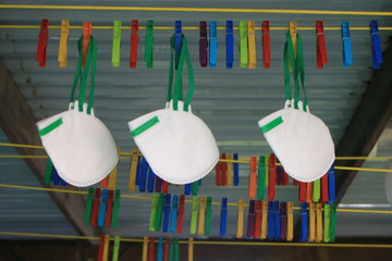 Atemschutzmasken auf der Wäscheleine.