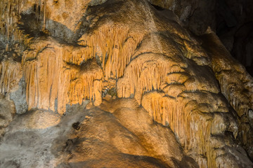 Obraz premium Calcite inlets, stalactites and stalagmites in large underground halls in Carlsbad Caverns National Park, New Mexico. USA