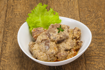 Chicken liver with cream and dry tomatoes