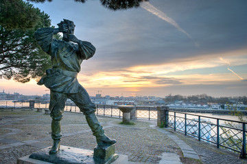 Statue de bronze devant le panorama du centre-ville de Nantes en France au premier rayon du soleil