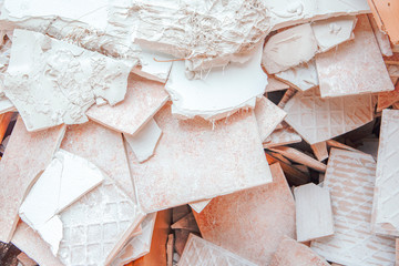 
contenedor con escombros del sitio de construcción